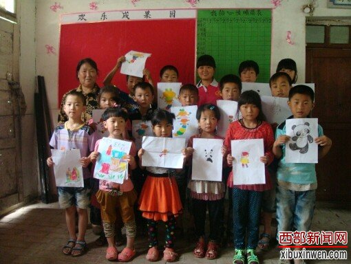 孩子们用手中的画笔描绘出对美好未来的向往