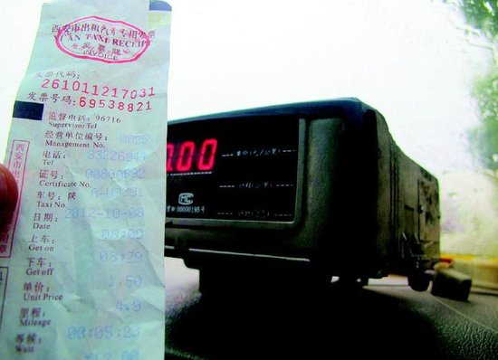 遇伤者就医打不着车 的哥半路撂下乘客送伤者