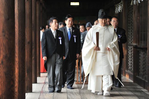 日本超党派团体“大家一起参拜靖国神社国会议员会”的67名成员于18日上午参拜了位于东京九段北的靖国神社