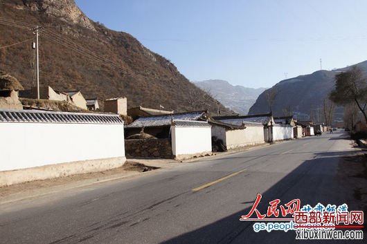 甘肃贫困县巨资建“遮羞墙”村民称给领导看(图)