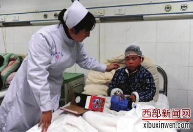 受伤儿童在医院接受治疗。