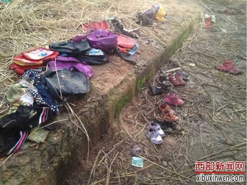遇难幼儿的书包和鞋子(摄影:袁育堃)
