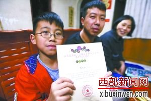 17日,黎淋源展示他曾入选亚运会和亚残会的美术作品的官方证书。重庆晨报记者 胡杰 摄 17日,黎淋源展示他曾入选亚运会和亚残会的美术作品的官方证书。重庆晨报记者 胡杰 摄