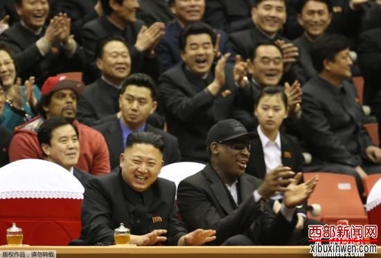 朝鲜和美国两国篮球选手2月28日在平壤柳京郑周永体育馆举行篮球赛。朝鲜最高领导人金正恩偕夫人李雪主来到赛场,与来访的美国全国篮球协会NBA前球星丹尼斯·罗德曼并排就坐在主看台中央观看比赛。 朝鲜和美国两国篮球选手2月28日在平壤柳京郑周永体育馆举行篮球赛。朝鲜最高领导人金正恩偕夫人李雪主来到赛场,与来访的美国全国篮球协会NBA前球星丹尼斯·罗德曼并排就坐在主看台中央观看比赛。