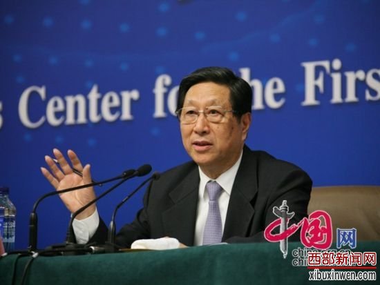 图为发改委主任张平回答记者提问。(资料图片)