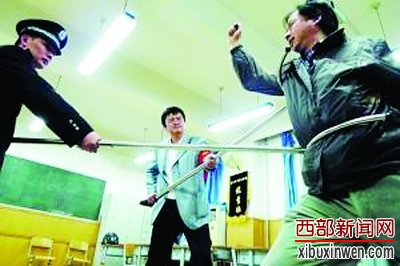 小偷持刀拒捕 被民警用钢叉叉翻在路中央