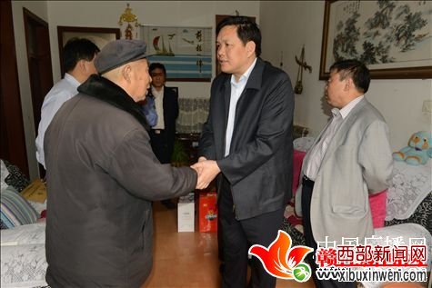 图片二:濮阳市政府党组成员、市公安局党委书记、局长范玉龙看望慰问李佃铎家属 图片二:濮阳市政府党组成员、市公安局党委书记、局长范玉龙看望慰问李佃铎家属