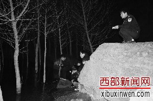 甘肃境内一水库放水 警察救受困女子被一同冲走