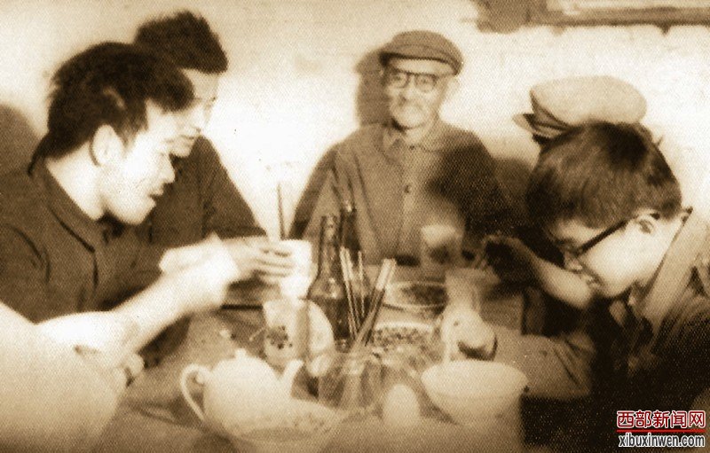 1995年10月18日,新疆首家中外合资企业—新疆天山毛纺织股份公司在北京举办新产品展示会。均据资料图片
