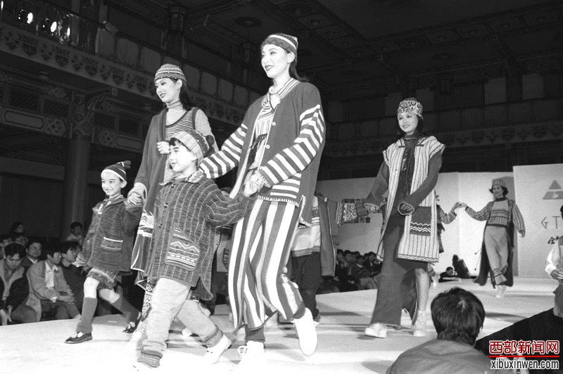 1995年10月18日,新疆首家中外合资企业—新疆天山毛纺织股份公司在北京举办新产品展示会。均据资料图片