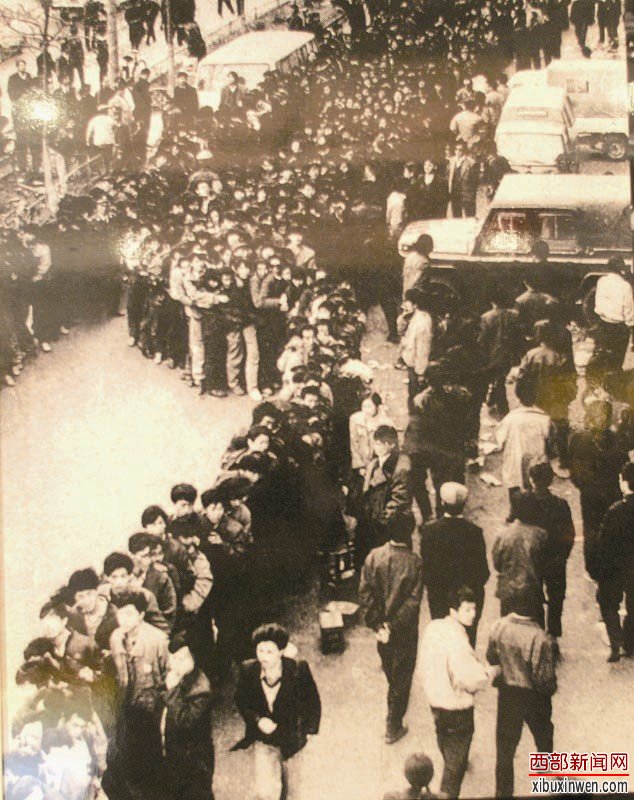 1995年10月18日,新疆首家中外合资企业—新疆天山毛纺织股份公司在北京举办新产品展示会。均据资料图片