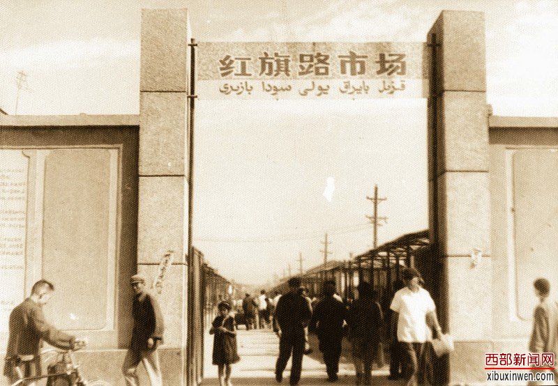 1995年10月18日,新疆首家中外合资企业—新疆天山毛纺织股份公司在北京举办新产品展示会。均据资料图片