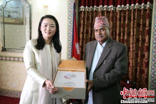 尼泊尔总统亚达夫右与云南省委宣传部副部长李茜。 石雨 摄