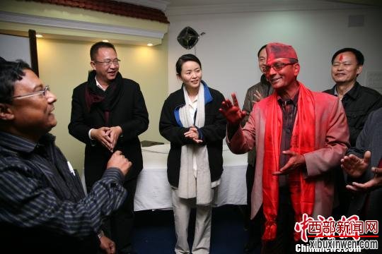 尼泊尔总统亚达夫右与云南省委宣传部副部长李茜。 石雨 摄
