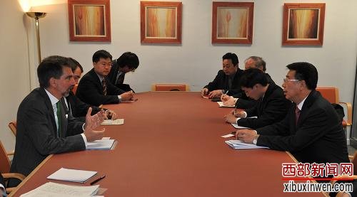 12月11日,在西班牙马德里,中国全国人大西藏代表团团长、全国人大代表、西藏自治区党委常务副书记吴英杰(右一)与西外交部北美亚太司司长苏卢埃塔(左一)会见。新华社记者 谢海宁 摄