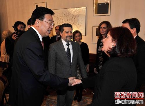 12月11日,在西班牙马德里,中国全国人大西藏代表团团长、全国人大代表、西藏自治区党委常务副书记吴英杰(前左)会见西众议院外事委员会各党团发言人。新华社记者 谢海宁 摄
