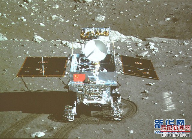 嫦娥成功与玉兔号月球车互拍 五星红旗亮相月面
