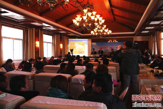 慈善义卖会现场 慈善义卖会现场