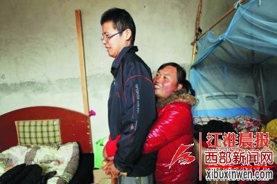 朱凯莉抱着周律锻炼走路。