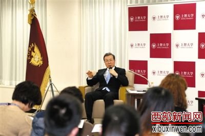 1月20日,日本东京,中国驻日大使程永华举行座谈会,与现场记者和观众进行交流。 1月20日,日本东京,中国驻日大使程永华举行座谈会,与现场记者和观众进行交流。