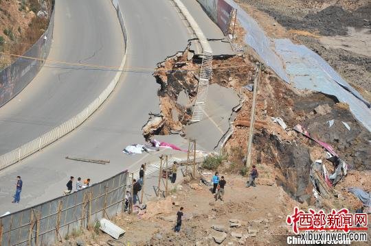 昆明城区一道路发生大面积地基塌陷(图)