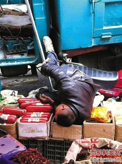 方九书被子弹击中后从驾驶座掉到干货摊上。目击者供图 方九书被子弹击中后从驾驶座掉到干货摊上。目击者供图