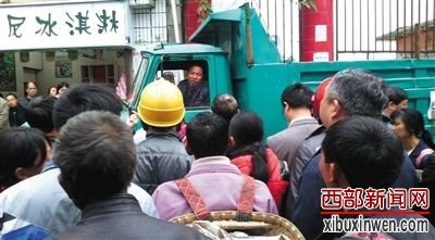 5月15日,云南镇雄男子方九书开货车堵住镇政府的门。当天14时许,方九书(位于驾驶座者)被当地警方开枪击伤,后抢救无效死亡。目击者供图 5月15日,云南镇雄男子方九书开货车堵住镇政府的门。当天14时许,方九书(位于驾驶座者)被当地警方开枪击伤,后抢救无效死亡。目击者供图