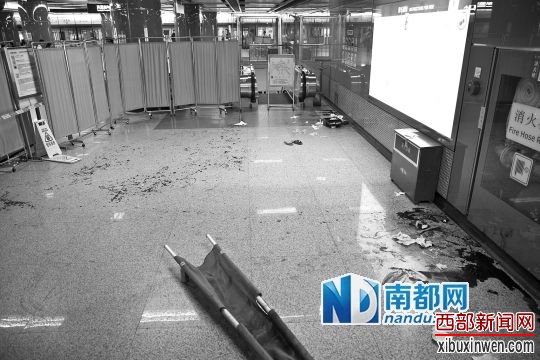 广州地铁万胜围站内发生砍人事件,地上洒满鲜血。南都记者 黎湛均 摄