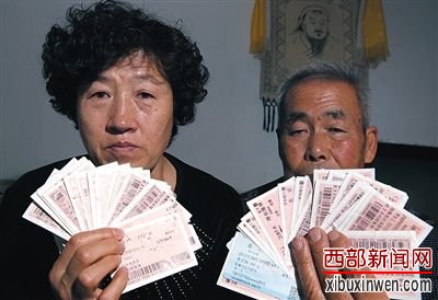 尚爱云夫妇展示上访留下的车票,这些只是一部分。 尚爱云夫妇展示上访留下的车票,这些只是一部分。