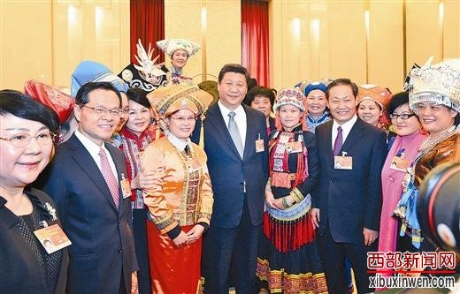 3月8日是国际劳动妇女节。审议结束后,习近平总书记向参加全国两会的女代表、女委员致以节日问候,并在彭清华、陈武的陪同下,与广西代表团女代表合影留念。记者 刘 宇 摄