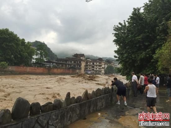 资料图:5月27日,贵州省雷山县因26日夜里暴雨侵袭,造成县城部分街道被洪水淹没。张祥祥 摄 中新社发 张祥祥 摄 资料图:5月27日,贵州省雷山县因26日夜里暴雨侵袭,造成县城部分街道被洪水淹没。张祥祥 摄 中新社发 张祥祥 摄