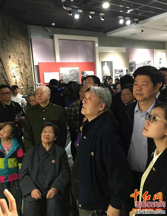 李讷(坐轮椅者)、王景清(左二)、毛远新(右三)、毛坚平(右二)等亲属,参观毛泽民烈士展览。(中红网红色图库)