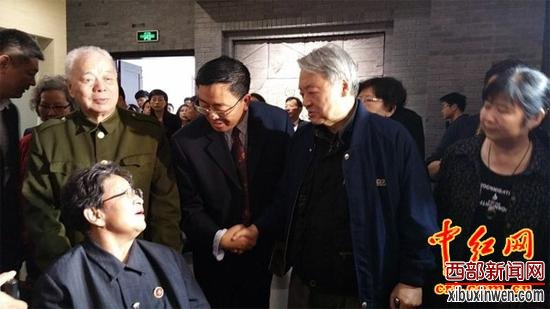 李讷(坐轮椅者)、王景清(左一)、毛远新(右二)、毛小青(右一)等亲属,参观毛泽民烈士展览。(中红网红色图库)