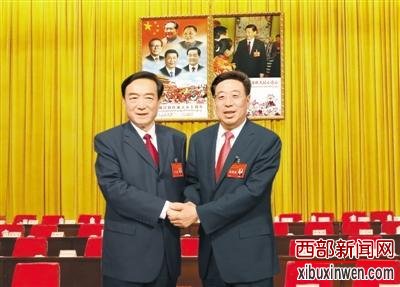 8月28日下午,自治区召开全区领导干部会议,宣布中央决定:吴英杰同志任西藏自治区党委书记,陈全国同志不再担任西藏自治区党委书记、常委、委员职务。这是吴英杰和陈全国亲切握手。本报记者 姚海全 洛桑 摄