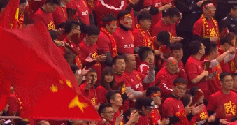 在攻击线保持一定反击能力的同时,后防线表现出了极强的韧性。中卫冯潇霆已经打满6场12强赛,在与韩国队的比赛中屡屡上演抢断后突破进攻的好戏。门将曾诚扑出对方球员池东沅近在咫尺的头球攻门,化解了对方队长寄诚庸的两脚远射,力保球门不失。赛后,官方全场最佳球员的荣誉给了曾诚,他守住“0”的难度一点不比于大宝创造“1”的难度小。