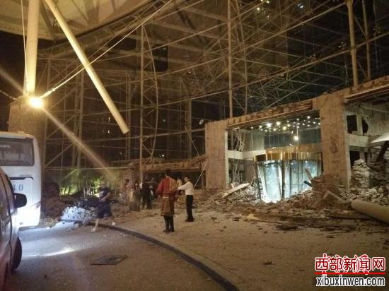 中国地震台网正式测定:08月08日21时19分在四川阿坝州九寨沟县(北纬33.20度,东经103.82度)发生7.0级地震,震源深度20千米。震中距九寨沟县39公里、距松潘县66公里、距舟曲县83公里、距文县85公里、距若尔盖县90公里,距陇南市105公里,距成都市285公里。图片来源:视觉中国 中国地震台网正式测定:08月08日21时19分在四川阿坝州九寨沟县(北纬33.20度,东经103.82度)发生7.0级地震,震源深度20千米。震中距九寨沟县39公里、距松潘县66公里、距舟曲县83公里、距文县85公里、距若尔盖县90公里,距陇南市105公里,距成都市285公里。图片来源:视觉中国