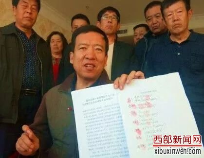 袁三手持投诉材料向记者反映情况