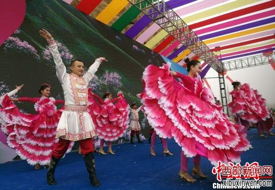 “花儿为什么这样红”第三届新疆春季旅游博览会在位于吐鲁番的交河故城开幕。 孙亭文 摄 “花儿为什么这样红”第三届新疆春季旅游博览会在位于吐鲁番的交河故城开幕。 孙亭文 摄