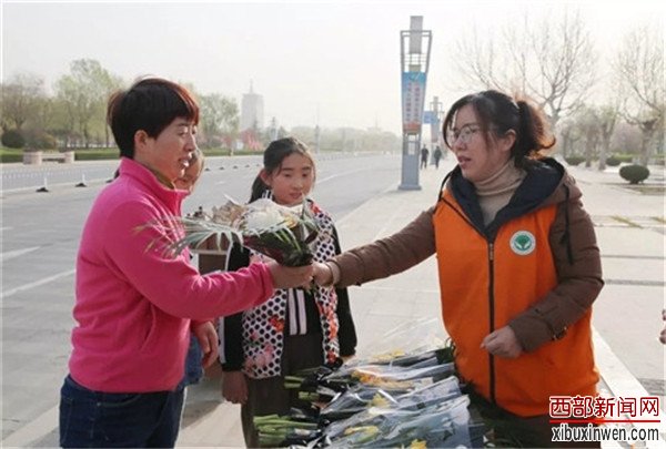博兴县开展鲜花换纸钱活动文明祭扫树新风