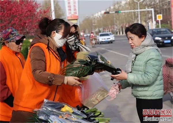 博兴县开展鲜花换纸钱活动文明祭扫树新风