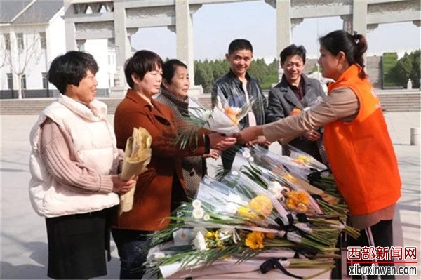 博兴县开展鲜花换纸钱活动文明祭扫树新风
