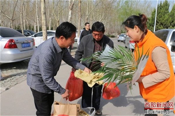 博兴县开展鲜花换纸钱活动文明祭扫树新风