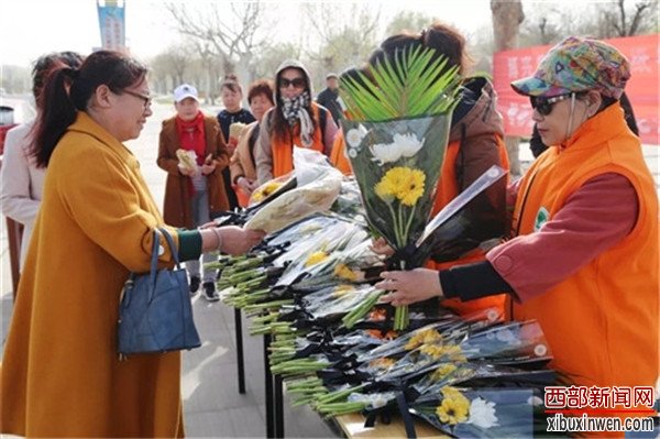 博兴县开展鲜花换纸钱活动文明祭扫树新风