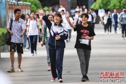 资料图:6月8日,山西太原成成中学考点,走出考场的考生露出灿烂笑容。中新社记者 武俊杰 摄 资料图:6月8日,山西太原成成中学考点,走出考场的考生露出灿烂笑容。中新社记者 武俊杰 摄