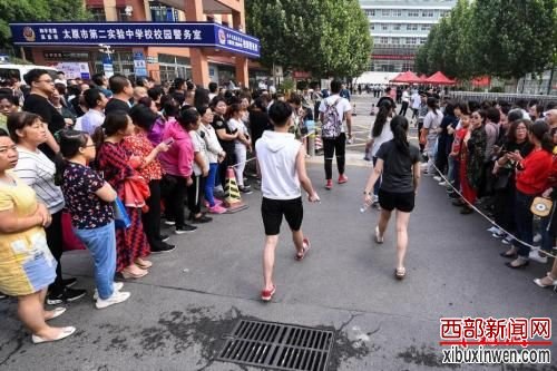 资料图:6月7日,山西太原,高考考生陆续进入考场。武俊杰 摄 资料图:6月7日,山西太原,高考考生陆续进入考场。武俊杰 摄