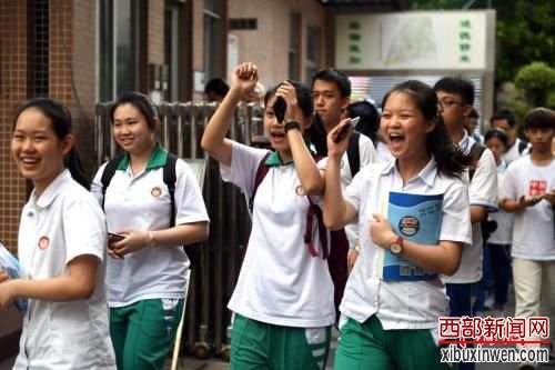 资料图:6月8日,广州华师附中考点,考生在考试结束后轻松走出考场。中新社记者 姬东 摄 资料图:6月8日,广州华师附中考点,考生在考试结束后轻松走出考场。中新社记者 姬东 摄