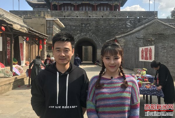 神木酒曲传承人艺木与中央电视台《乡村大舞台》节目主持人小白鹭
