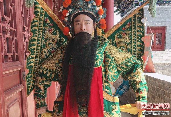 神木酒曲传承人艺木在中央电视台《乡村大舞台》的演出剧照