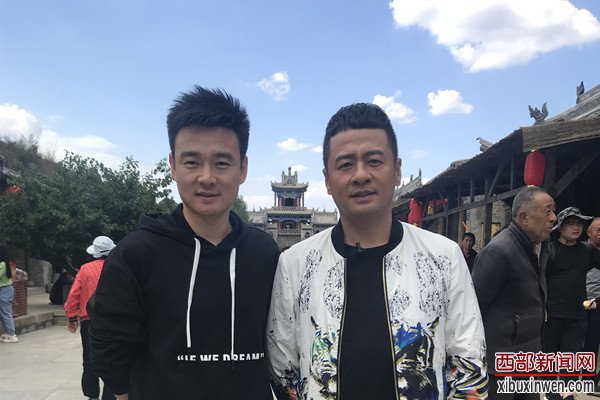 神木酒曲传承人艺木与中央电视台《乡村大舞台》节目主持人付玉龙