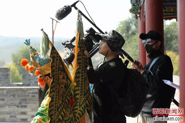 神木酒曲传承人艺木在中央电视台《乡村大舞台》的演出剧照
